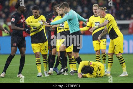 Leverkusen, Deutschland. Dezember 2023. firo: 03.12.2023 Fußball, Fußball, 1. Bundesliga 1. Liga Bayer Leverkusen - BVB Borussia Dortmund 1:1 Scuffle Disput links nach rechts: Edmond Tapsoba, Emre kann Schiedsrichter Daniel Siebert (Deutschland) und Mats Hummels am Boden Credit: dpa/Alamy Live News Stockfoto