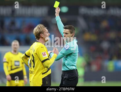 Leverkusen, Deutschland. Dezember 2023. firo: 03.12.2023 Fußball, Fußball, 1.Bundesliga 1. Liga Bayer Leverkusen - BVB Borussia Dortmund 1:1 gelbe Karte Schiedsrichter Daniel Siebert (Deutschland) mit Julian Brandt Credit: dpa/Alamy Live News Stockfoto