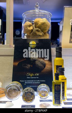 Ausstellung von Trüffeln und Trüffelprodukten zum Verkauf in einem auf Trüffelhandel spezialisierten Luxusboutique-Geschäft in Cannes, Frankreich. (135) Stockfoto