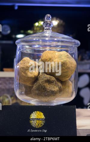 Trüffelpräsentation in einem Glas zum Verkauf in einem Boutique-Geschäft mit Luxuswaren in Cannes, Frankreich. (135) Stockfoto