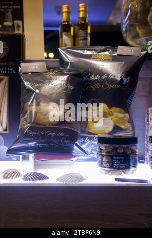 Ausstellung von Trüffeln und Trüffelprodukten zum Verkauf in einem auf Trüffelhandel spezialisierten Luxusboutique-Geschäft in Cannes, Frankreich. (135) Stockfoto