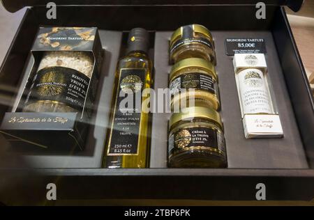 Ausstellung von Trüffeln und Trüffelprodukten zum Verkauf in einem auf Trüffelhandel spezialisierten Luxusboutique-Geschäft in Cannes, Frankreich. (135) Stockfoto