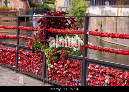 Liebesschlösser in Rot, am Zaun am Fluss Lauch in Colmar, Frankreich Stockfoto