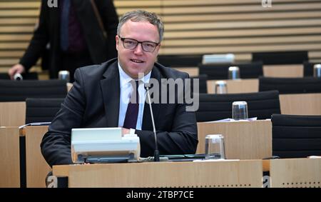 Erfurt, Deutschland. Dezember 2023. Mario Voigt, Fraktionsvorsitzender der CDU, während der Sitzung des thüringischen landtags. Bei einer möglichen Abstimmung über das Forstgesetz könnte nach der umstrittenen Senkung der Landübergangssteuer mit den Stimmen der FDP und der CDU sowie der AfD, die in Thüringen als rechtsextreme Partei eingestuft wird, zum zweiten Mal ein Gesetz geändert werden. Es ist jedoch noch nicht sicher, ob über den Entwurf der FDP letztlich abgestimmt wird. Quelle: Martin Schutt/dpa/Alamy Live News Stockfoto