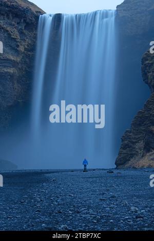 Der Wasserfall Skogafoss ist einer der größten und schönsten Wasserfälle Islands. Seine Breite beträgt 25 Meter, mit einer Fallhöhe von 6 Metern. Die kleine Zahl bei Stockfoto