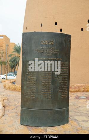 Plakette in Arabisch vor dem Masmak Fort in Riad Stockfoto
