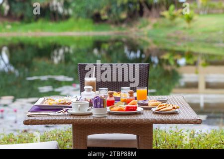 Frühstück im Freien im luxuriösen Resort mit Blick auf den tropischen Garten. Gastfreundschaft und Gastronomie. Stockfoto