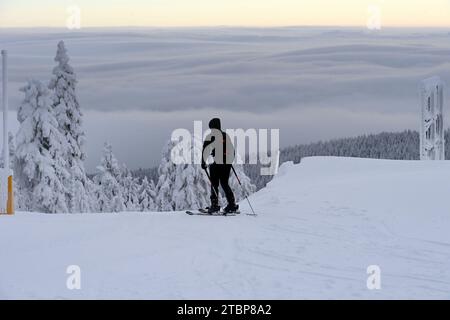 Klinovec, Tschechische Republik. Dezember 2023. Die ersten Skifahrer auf dem Gipfel von Klinovec (1.244 m) im Skigebiet Klinovec, Region Karlsbad, Tschechische Republik, 8. Dezember 2023. Quelle: Slavomir Kubes/CTK Photo/Alamy Live News Stockfoto