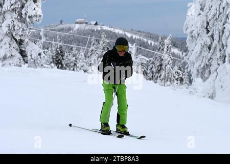 Klinovec, Tschechische Republik. Dezember 2023. Die ersten Skifahrer auf dem Gipfel von Klinovec (1.244 m) im Skigebiet Klinovec, Region Karlsbad, Tschechische Republik, 8. Dezember 2023. Quelle: Slavomir Kubes/CTK Photo/Alamy Live News Stockfoto