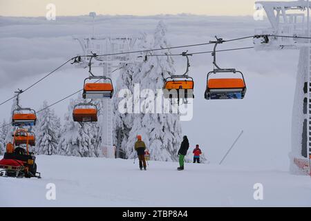 Klinovec, Tschechische Republik. Dezember 2023. Die ersten Skifahrer auf dem Gipfel von Klinovec (1.244 m) im Skigebiet Klinovec, Region Karlsbad, Tschechische Republik, 8. Dezember 2023. Quelle: Slavomir Kubes/CTK Photo/Alamy Live News Stockfoto