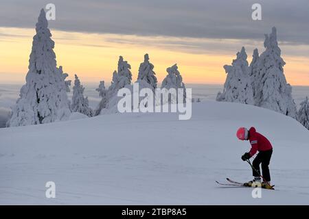 Klinovec, Tschechische Republik. Dezember 2023. Die ersten Skifahrer auf dem Gipfel von Klinovec (1.244 m) im Skigebiet Klinovec, Region Karlsbad, Tschechische Republik, 8. Dezember 2023. Quelle: Slavomir Kubes/CTK Photo/Alamy Live News Stockfoto