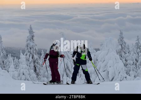 Klinovec, Tschechische Republik. Dezember 2023. Die ersten Skifahrer auf dem Gipfel von Klinovec (1.244 m) im Skigebiet Klinovec, Region Karlsbad, Tschechische Republik, 8. Dezember 2023. Quelle: Slavomir Kubes/CTK Photo/Alamy Live News Stockfoto