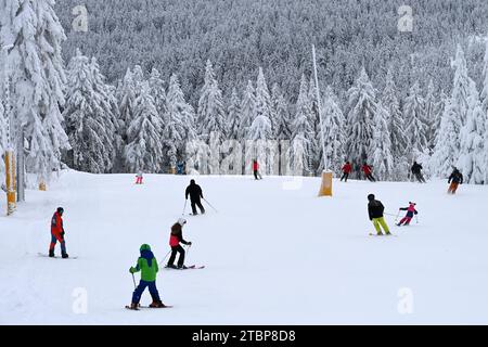 Klinovec, Tschechische Republik. Dezember 2023. Die ersten Skifahrer auf dem Gipfel von Klinovec (1.244 m) im Skigebiet Klinovec, Region Karlsbad, Tschechische Republik, 8. Dezember 2023. Quelle: Slavomir Kubes/CTK Photo/Alamy Live News Stockfoto