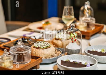 Gourmet-Dining-Erlebnis mit eleganter Tischkulisse und Wein. Gute Küche. Stockfoto