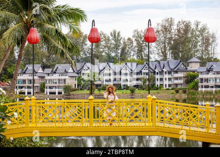 Frau genießt ruhige Momente auf der malerischen Brücke mit Laternen. Entspannung und Reisen. Stockfoto