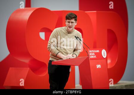 Berlin, Deutschland. Dezember 2023. Philipp Türmer, Juso-Vorsitzender, spricht auf der regulären Parteikonferenz der SPD im Berliner Messegelände. Vom 8. Bis 10. Dezember 2023 wollen die Delegierten unter anderem einen Leitentwurf zur Modernisierung Deutschlands verabschieden, mit dem sich die SPD für die nächste Bundestagswahl 2025 positionieren will. Quelle: Kay Nietfeld/dpa/Alamy Live News Stockfoto