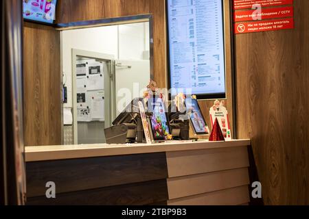 Weißrussland, Minsk - 6. oktober 2023: Das KFC-Restaurant schließt sich Stockfoto