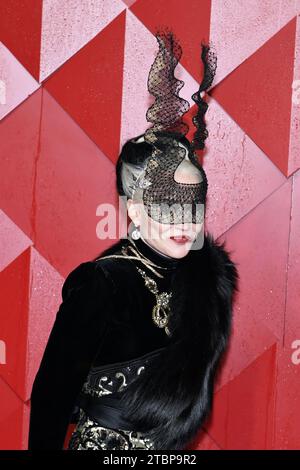 LONDON, ENGLAND – 4. DEZEMBER: Daphne Guinness nimmt an den Fashion Awards 2023 Teil, die von Pandora am 4. Dezember 2023 in der Royal Albert Hall verliehen wurden Stockfoto