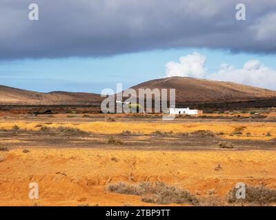 Ein abgelegenes Bauernhaus in der Nähe von Teguise auf Lanzarote auf den Kanarischen Inseln. Stockfoto