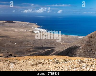 Blick hinunter auf La Caleta de Famara nördlich von Teguise auf Lanzarote, Kanarische Inseln. Stockfoto