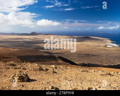 Blick hinunter auf La Caleta de Famara nördlich von Teguise auf Lanzarote, Kanarische Inseln. Stockfoto