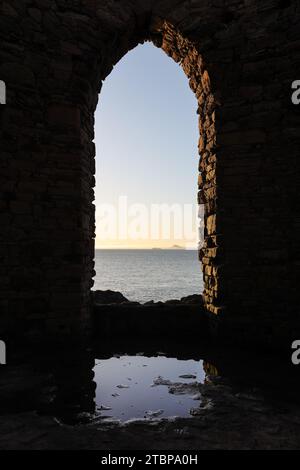 Fensterblick vom Lady’s Tower auf dem Fife Coastal Path, Ruby Bay, Elie, Fife, Schottland, UK Stockfoto