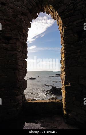 Fensterblick vom Lady’s Tower auf dem Fife Coastal Path, Ruby Bay, Elie, Fife, Schottland, UK Stockfoto