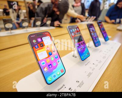 IPhones zum Verkauf im Apple Store, Regent Street, London, Großbritannien Stockfoto