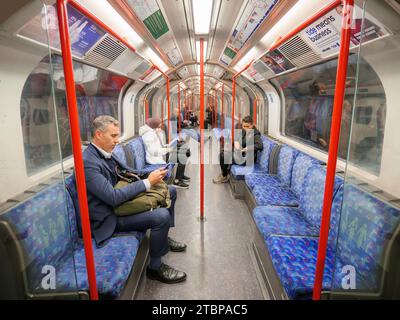 Personen, die mit einem Londoner U-Bahn-Zug reisen, Großbritannien Stockfoto