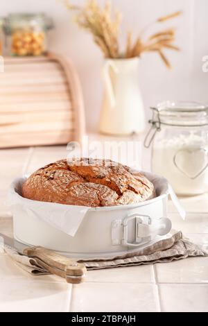 Hausgemachter Brotlaib mit Korn und Ohren. Rustikale Brotlaibe. Stockfoto