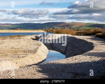 Eine neue Insel, die im Naturschutzgebiet Hodbarrow in Millom Cumbria, Großbritannien, gebaut wurde, um mehr Seeschwalben zu züchten. Stockfoto