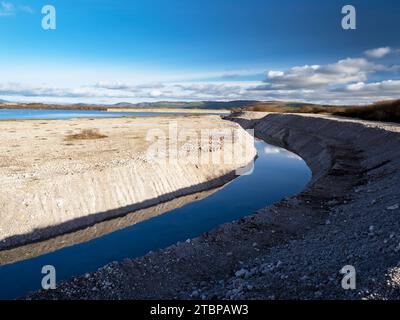 Eine neue Insel, die im Naturschutzgebiet Hodbarrow in Millom Cumbria, Großbritannien, gebaut wurde, um mehr Seeschwalben zu züchten. Stockfoto