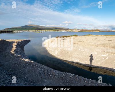 Eine neue Insel, die im Naturschutzgebiet Hodbarrow in Millom Cumbria, Großbritannien, gebaut wurde, um mehr Seeschwalben zu züchten. Stockfoto