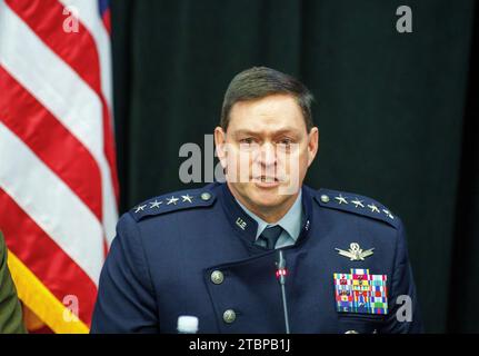 Ramstein Miesenbach, Deutschland. Dezember 2023. Bradley Saltzman, Chief of Space Operations der US Space Force, spricht bei der Aktivierungszeremonie der US Space Forces Europe and Africa Command auf dem Luftwaffenstützpunkt Ramstein. Die United States Space Force erweitert ihre globale Reichweite mit der Schaffung einer neuen Raumordnung für Europa und Afrika. Das Kommando wird mit einer Zeremonie aktiviert, an der Vertreter des Bundestages, der Bundeswehr sowie Vertreter der NATO-Verbündeten und partnerstaaten teilnehmen. Darlegung: Andreas Arnold/dpa/Alamy Live News Stockfoto