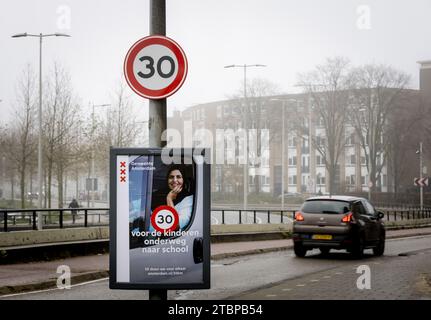 AMSTERDAM - Ein Verkehrsschild für 30 km/h an der Mauritskade. In Amsterdam gilt eine neue Geschwindigkeitsbegrenzung von 30 km/h auf 80 % aller Straßen. In den letzten Monaten wurden überall in der Stadt Verkehrsschilder mit der richtigen Geschwindigkeit angebracht, mit einem Aufkleber, der vor der neuen Geschwindigkeit warnt. ANP SEM VAN DER WAL niederlande aus - belgien aus Stockfoto