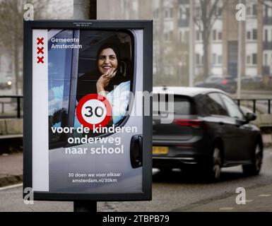 AMSTERDAM: Eine Werbetafel macht auf die Höchstgeschwindigkeit von 30 km/h an der Mauritskade aufmerksam. In Amsterdam gilt eine neue Geschwindigkeitsbegrenzung von 30 km/h auf 80 % aller Straßen. In den letzten Monaten wurden überall in der Stadt Verkehrsschilder mit der richtigen Geschwindigkeit angebracht, mit einem Aufkleber, der vor der neuen Geschwindigkeit warnt. ANP SEM VAN DER WAL niederlande aus - belgien aus Stockfoto