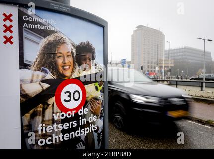 AMSTERDAM: Eine Werbetafel macht auf die Höchstgeschwindigkeit von 30 km/h an der Mauritskade aufmerksam. In Amsterdam gilt eine neue Geschwindigkeitsbegrenzung von 30 km/h auf 80 % aller Straßen. In den letzten Monaten wurden überall in der Stadt Verkehrsschilder mit der richtigen Geschwindigkeit angebracht, mit einem Aufkleber, der vor der neuen Geschwindigkeit warnt. ANP SEM VAN DER WAL niederlande aus - belgien aus Stockfoto