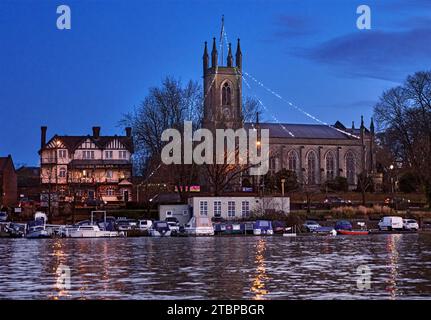 St. Mary's Church mit Weihnachtslichtern und dem Bell Inn mit Blick auf die Themse bei Sonnenaufgang. Hampton, Südwest-London, England. Stockfoto