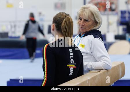 Gent, Belgien. Dezember 2023. Turnertrainerin Ulla Koch, dargestellt während eines Trainings der belgischen Turner in Gent, Freitag, den 08. Dezember 2023. Vor kurzem ernannte der Verband Koch zum neuen Trainer für die belgische Turnmannschaft. BELGA FOTO KURT DESPLENTER Credit: Belga Nachrichtenagentur/Alamy Live News Stockfoto