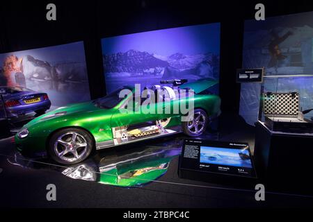 Prag, Tschechische Republik, 8. Dezember 2023. Pressetag bei der Ausstellung „Bond in Motion“ auf dem Messegelände in Prag, Tschechische Republik. Die Ausstellung umfasst sechs Jahrzehnte James Bond Filmgeschichte und umfasst über 75 Fahrzeuge. Die Ausstellung ist bis zum 31. März 2024 geöffnet. Im Bild: Jaguar XKR aus „die an einem anderen Tag“ © Piotr Zajac/Alamy Live News Stockfoto