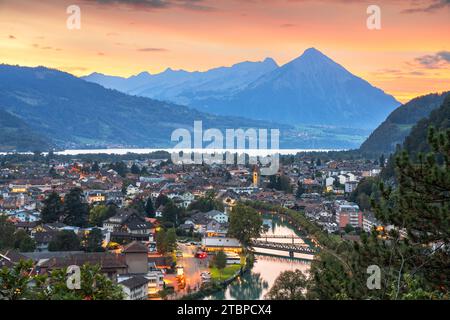 Unterseen, Schweiz mit Blick auf die Aare in der Abenddämmerung. Stockfoto