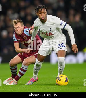 London, Großbritannien. Dezember 2023 - Tottenham Hotspur gegen West Ham United - Premier League - Tottenham Hotspur Stadium. Tottenhams Destiny Udogie während des Premier League-Spiels gegen West Ham. Bildnachweis: Mark Pain / Alamy Live News Stockfoto