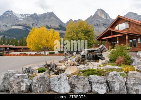 Überquert Hotelgeschäft, Speisesaal, Lebensmittelgeschäft, Cafeteria am Saskatchewan River Crossing. Gelegen am Icefields Parkway im Banff National Park Stockfoto