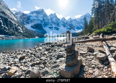 Rock Balancing, Stone Stacking Art Moränensee im Herbst sonnigen Tag Morgen. Banff National Park, Kanadische Rockies. Alberta, Kanada. Stockfoto