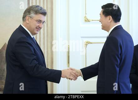 Zagreb, Kroatien. Dezember 2023. Der kroatische Premierminister Andrej Plenkovic trifft sich am 8. Dezember 2023 in Zagreb mit dem Präsidenten des chinesischen Olympischen Komitees (COC) Gao Zhidan. Foto. Sanjin Strukic/PIXSELL Credit: Pixsell/Alamy Live News Stockfoto