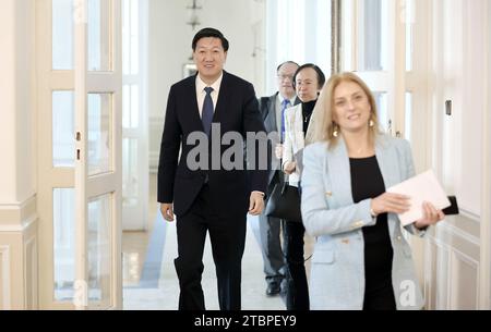 Zagreb, Kroatien. Dezember 2023. Präsident des chinesischen Olympischen Komitees (COC) Gao Zhidan vor Beginn des Treffens mit dem kroatischen Premierminister Andrej Plenkovic am 8. Dezember 2023 in Zagreb, Kroatien. Foto. Sanjin Strukic/PIXSELL Credit: Pixsell/Alamy Live News Stockfoto