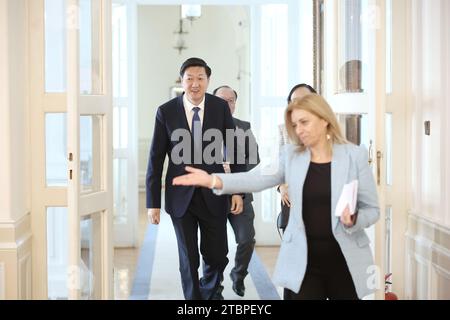 Zagreb, Kroatien. Dezember 2023. Präsident des chinesischen Olympischen Komitees (COC) Gao Zhidan vor Beginn des Treffens mit dem kroatischen Premierminister Andrej Plenkovic am 8. Dezember 2023 in Zagreb, Kroatien. Foto. Sanjin Strukic/PIXSELL Credit: Pixsell/Alamy Live News Stockfoto