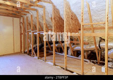 Die thermische Hydrodämmung aus Sprühschaum wird als Wanddämmung in neuen Häusern verwendet, die sich im Bau befinden Stockfoto