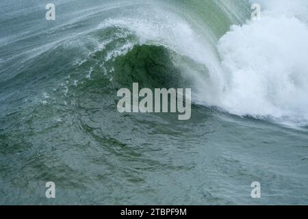 Wellen brechen entlang der kantabrischen Küste Stockfoto
