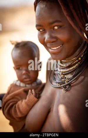 © Launette Florian & Mégane Chêne/MAXPPP - Solitär 08/12/2023 © /MAXPPP - Illustration sur la Namibie. Les Himbas appartiennent à la grande famille du peuple Bantou, Ensemble ethnique composé de locuteurs de l'une des quatre Cents langues Bantou de l'Afrique. Uniquement présents en Afrique australe, les Himbas sont prinzipalement établis au nord de la Namibie, dans le désert côtier du Kaokoveld, Extengement du désert du Namib. Une petite partie vit également sur la rive angolaise du fleuve Kunene, frontière naturelle, mais unvisible aux yeux des Himbas, entre l'Angola et la Namibie. Leur po Stockfoto